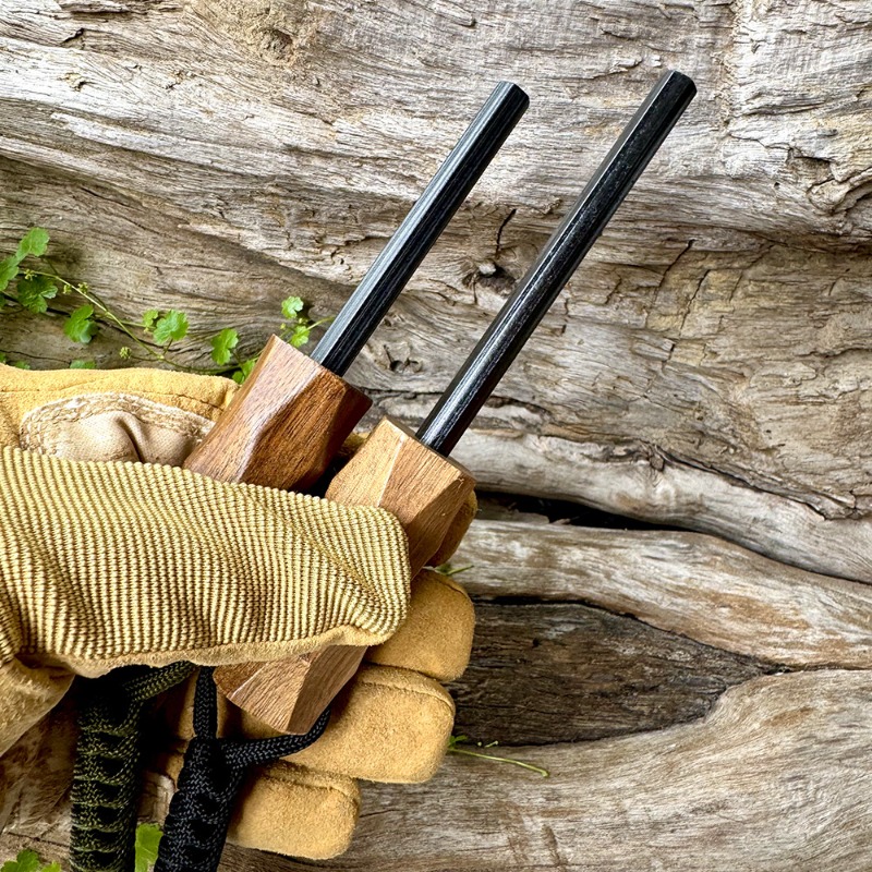 Fire Starting Kit - 新しい屋外用フリントファイヤースターター、木製ハンドル付きイグナイター、防水マグネシウムロッド、キャンプやハイキング用のサバイバルツール、ギフトに最適